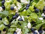 grüner Salat mit Heidelbeeren, Ziegenkäsebrösel und cremigem Heidelbeerdressing